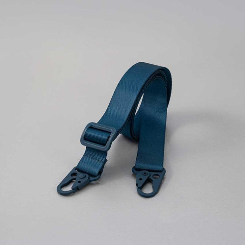 Correa ajustable para funda de fibra de naylon suave, con dos puntos de conexión metálica, cómoda y estable.