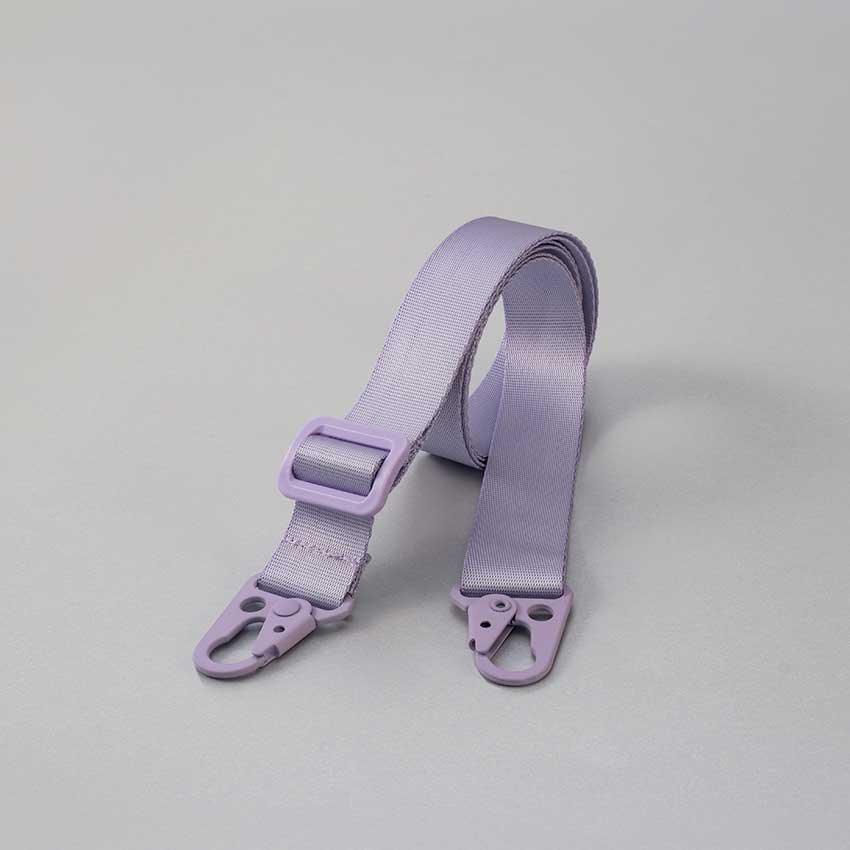 Correa ajustable para funda de fibra de nailon suave color púrpura con dos puntos de conexión metálica.